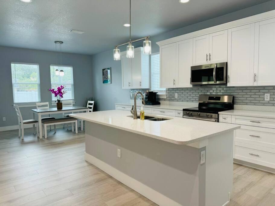 Brand New Tampa Oasis With Private Jacuzzi Retreat Villa Lutz Bagian luar foto